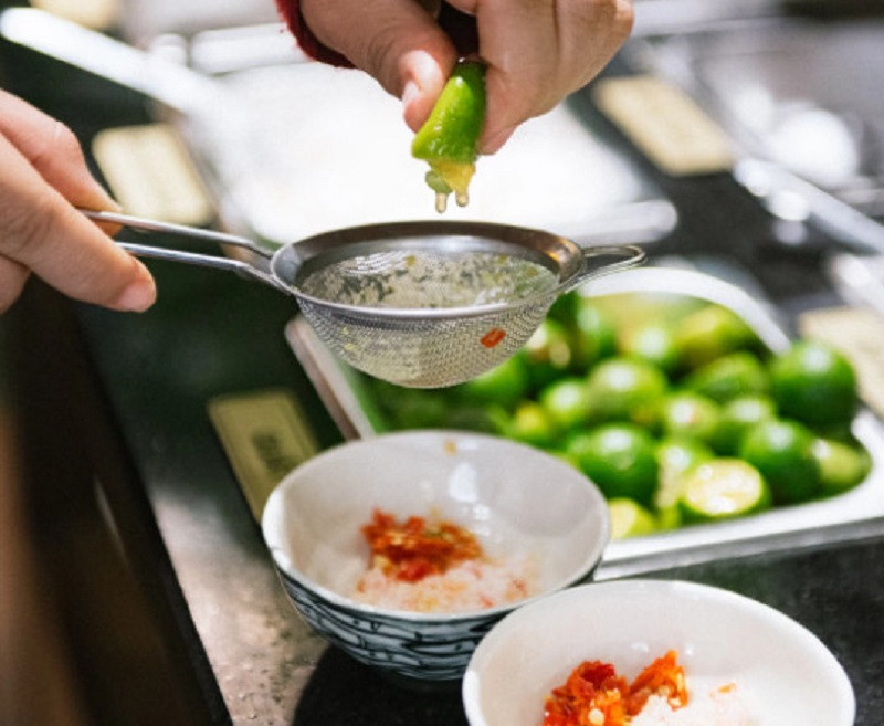 Nước chấm đặc biệt của bún quậy Phú Quốc