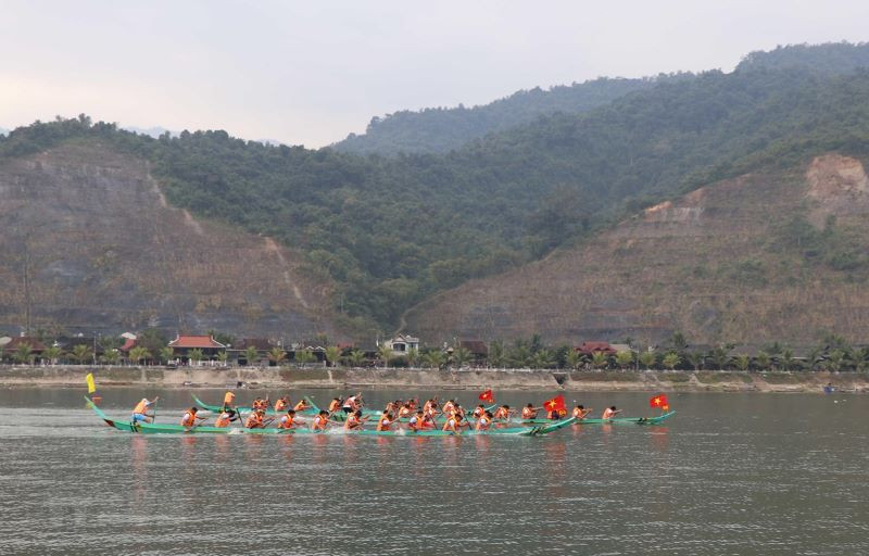 Tưng bừng với Lễ hội đua thuyền đuôi én ở Tây Bắc 