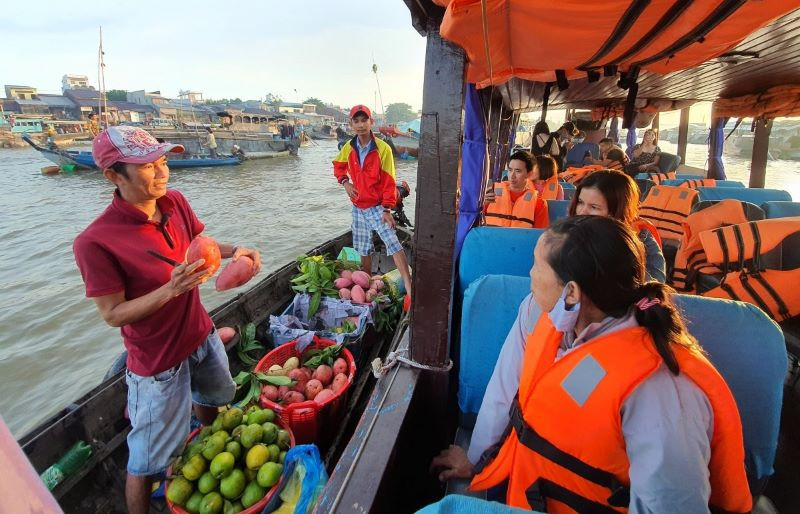 Du khách mua sắm tại chợ nổi Cái Răng