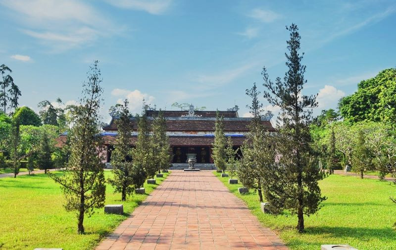 Tham quan Điện Đại Hùng