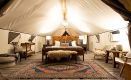 Lều trại trong glamping được trình bày một cách tinh tế và được trang bị đầy đủ nội thất theo các chủ đề riêng biệt