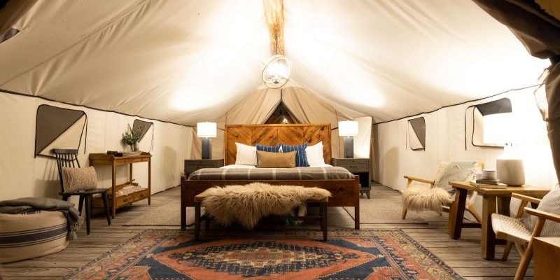 Lều trại trong glamping được trình bày một cách tinh tế và được trang bị đầy đủ nội thất theo các chủ đề riêng biệt