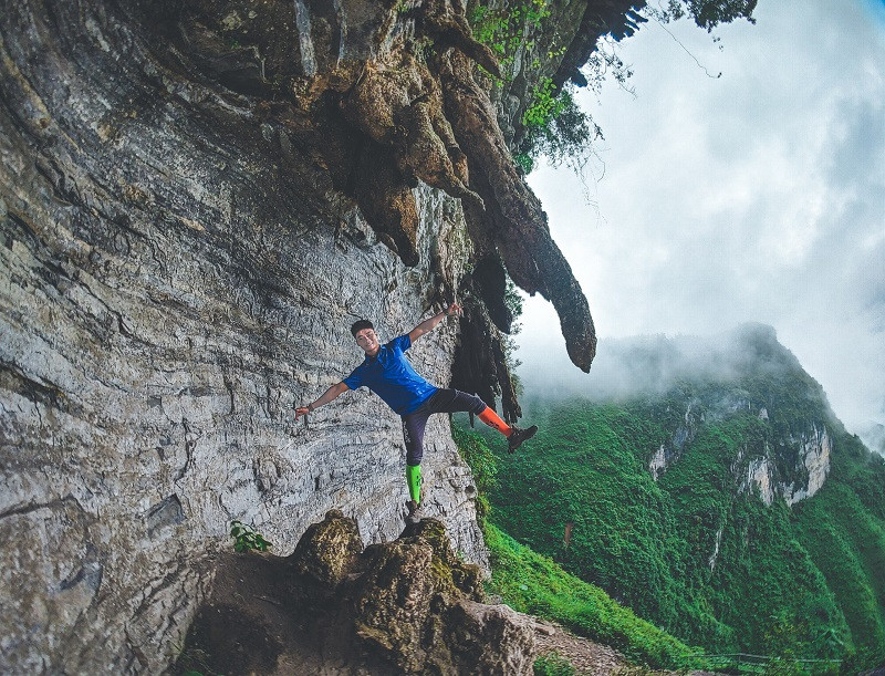 Chinh phục vách đá trắng 