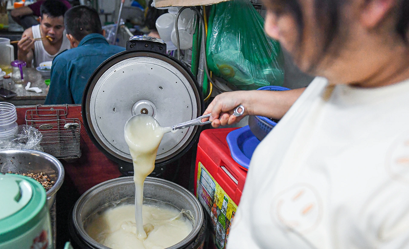 Hàng bánh đúc nóng - chị Nga