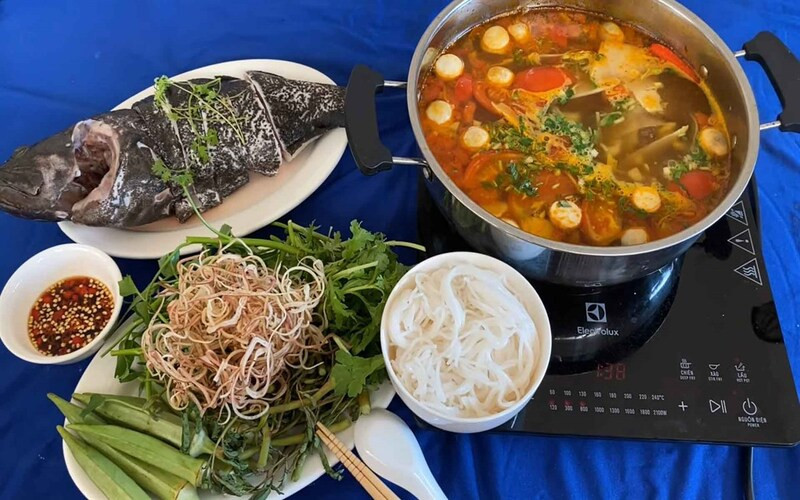 Lẩu cá sông - rau rừng