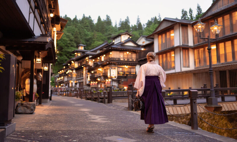 Khách du lịch check-in Ginzan Onsen